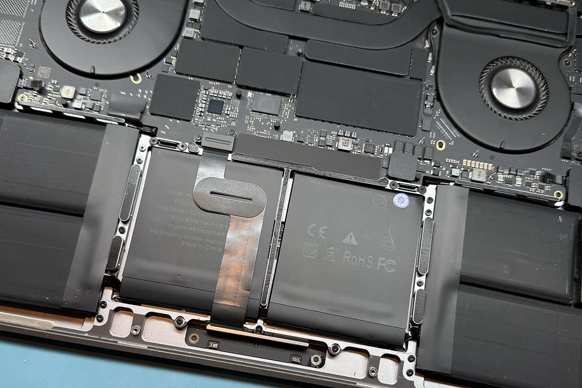 kolik stoji vymena baterie macbook praha